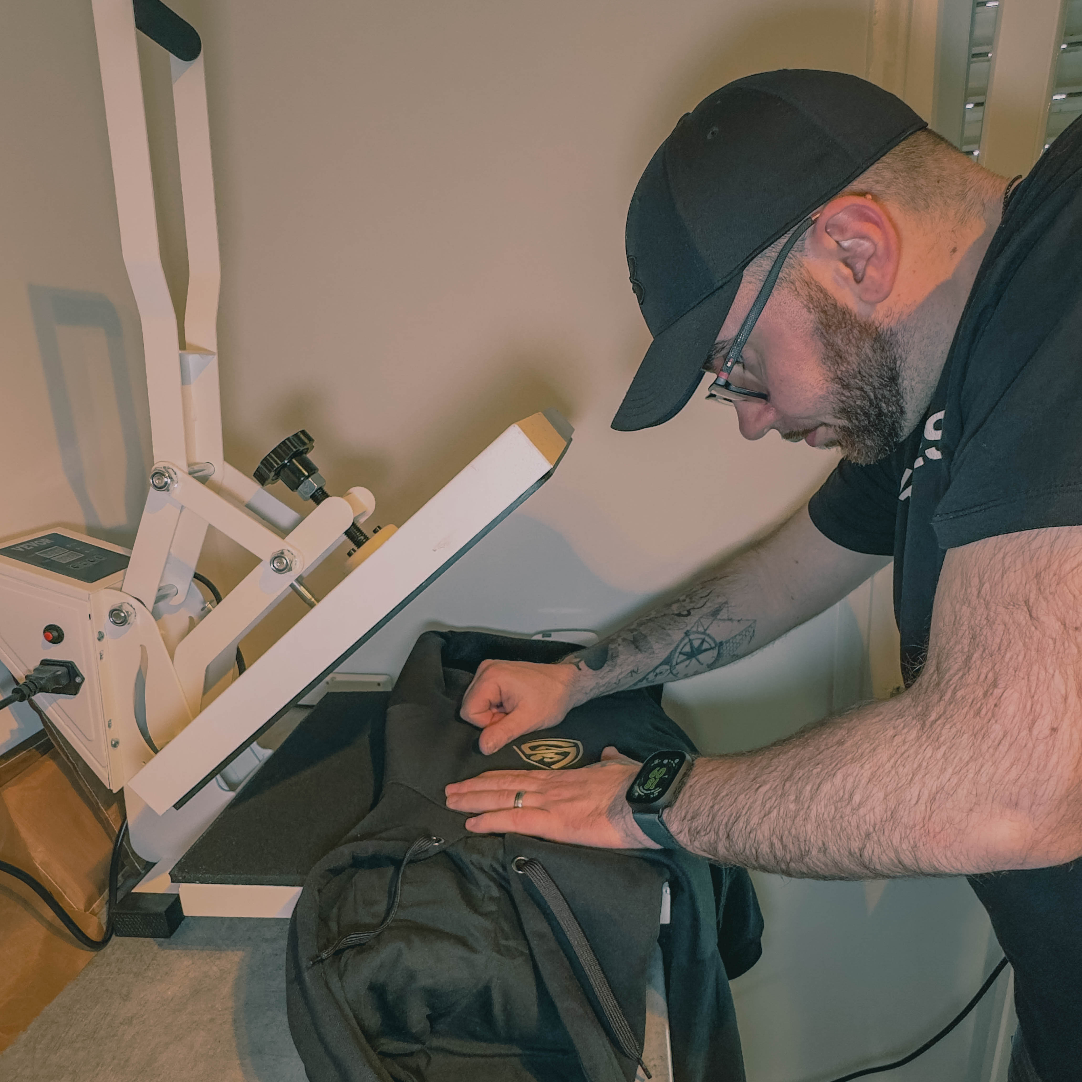 Atelier Multipixels en train de floquer un textile